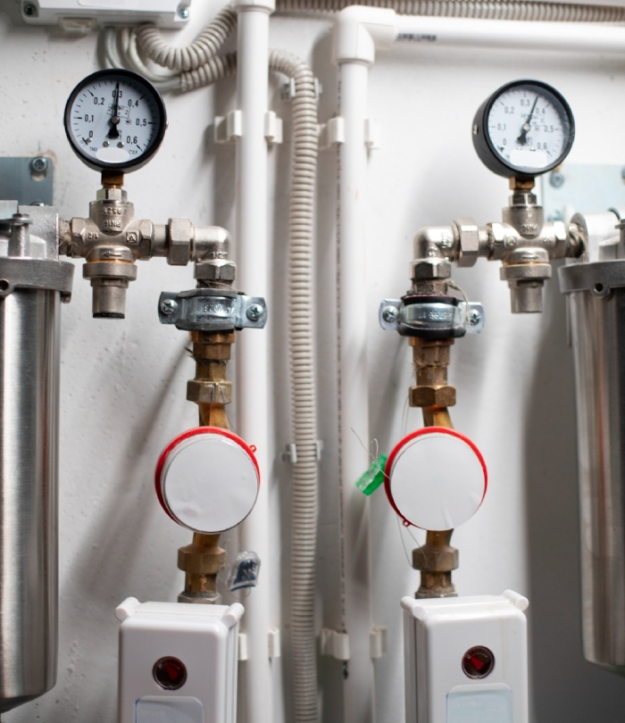 Manomètres de pression et canalisations d’une chaudière à gaz