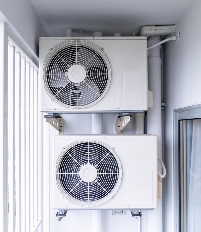 Deux unités extérieures de climatisation installées sur un balcon