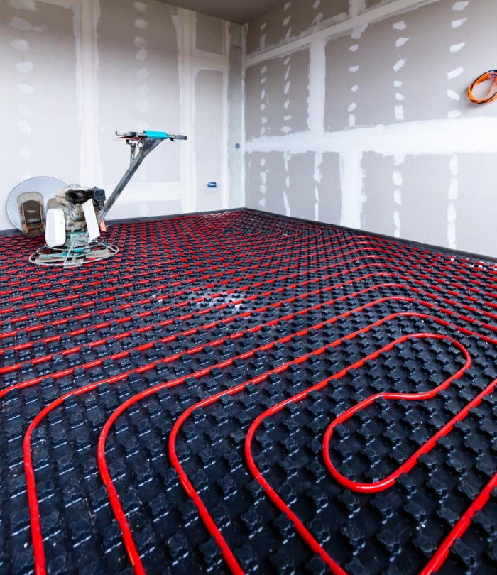 Installation d’un plancher chauffant hydraulique avec réseau de tubes rouges