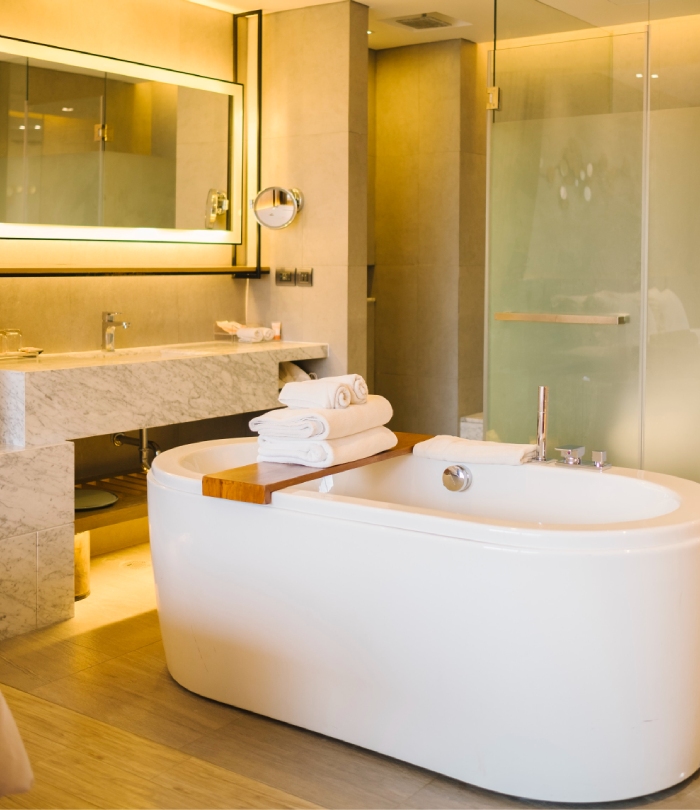 Salle de bain rénovée avec baignoire, douche vitrée et meuble vasque